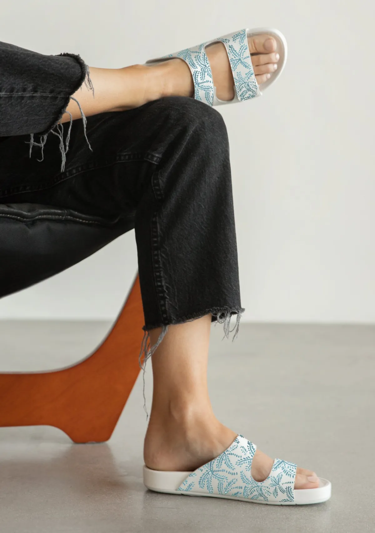 Store Alepel Blue Abstract Palms White Sandal